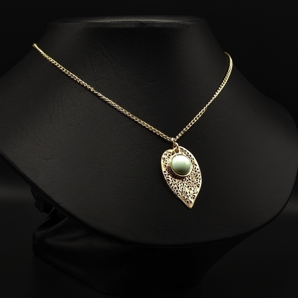 MINIMALIST Leaf and Mint Green Accent Necklace
